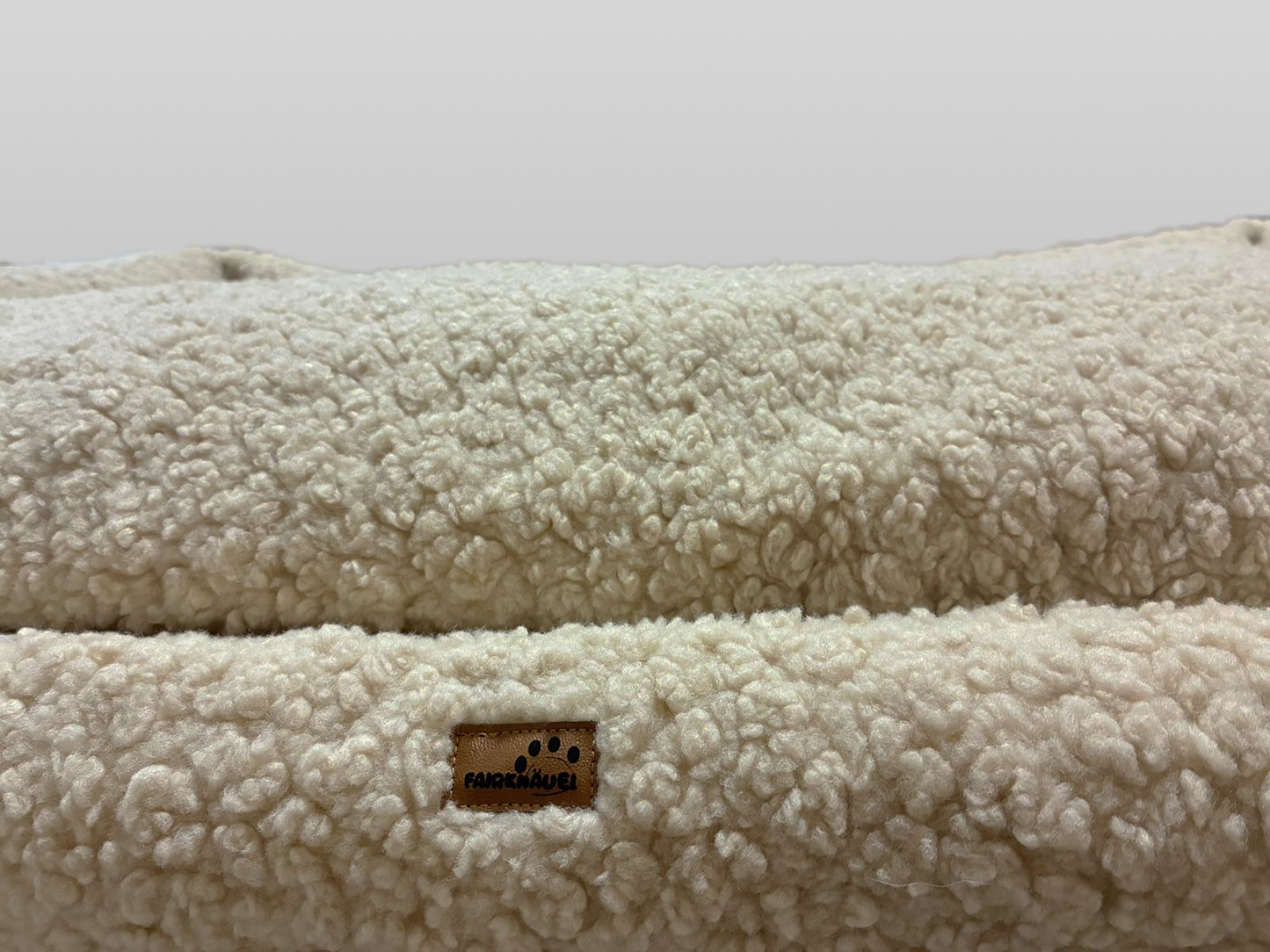 Hundebett mit Seitenwand Schaf-weich